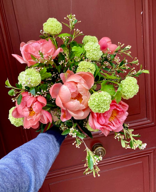 Bouquet de pivoines françaises, boule de neige viburnum et wax flower 