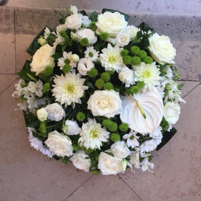 Coussin de deuil fleurs fraiches blanches et vertes