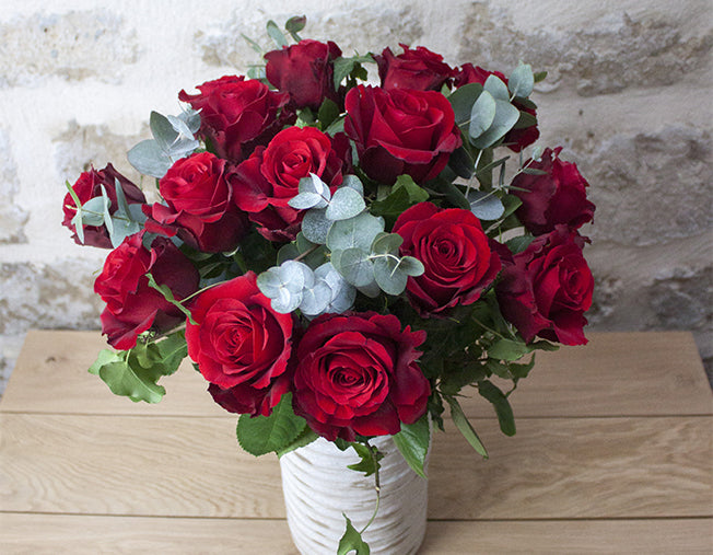 Roses rouges eucalyptus