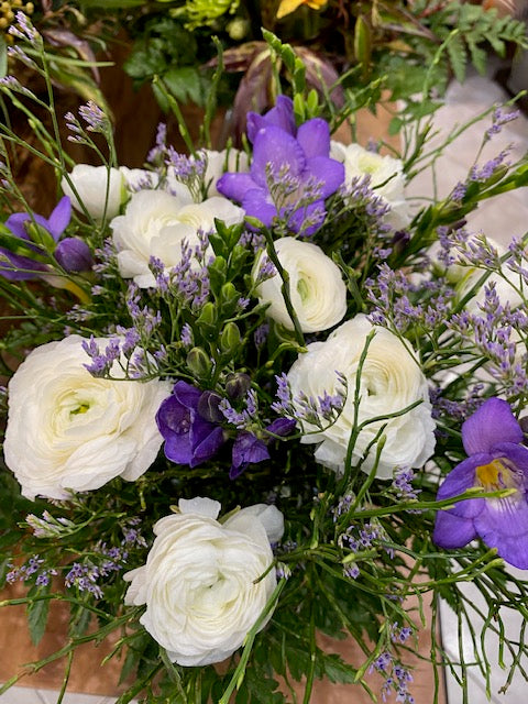 Bouquet de fleurs fraiches de saison réalisé selon l'inspiration du moment