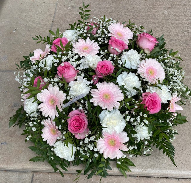 Coussin de deuil de fleurs fraiches couleur pastel