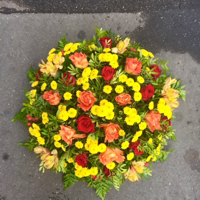 Coussin de deuil de fleurs fraiches couleurs chaudes