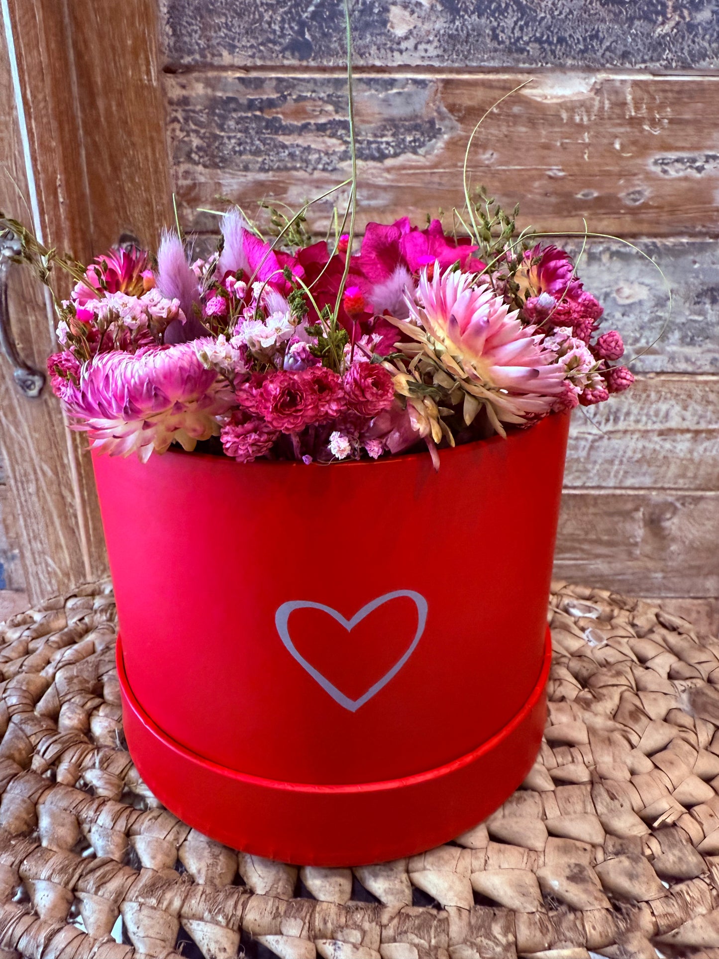 Fleurs séchées dans leur boite à chapeau