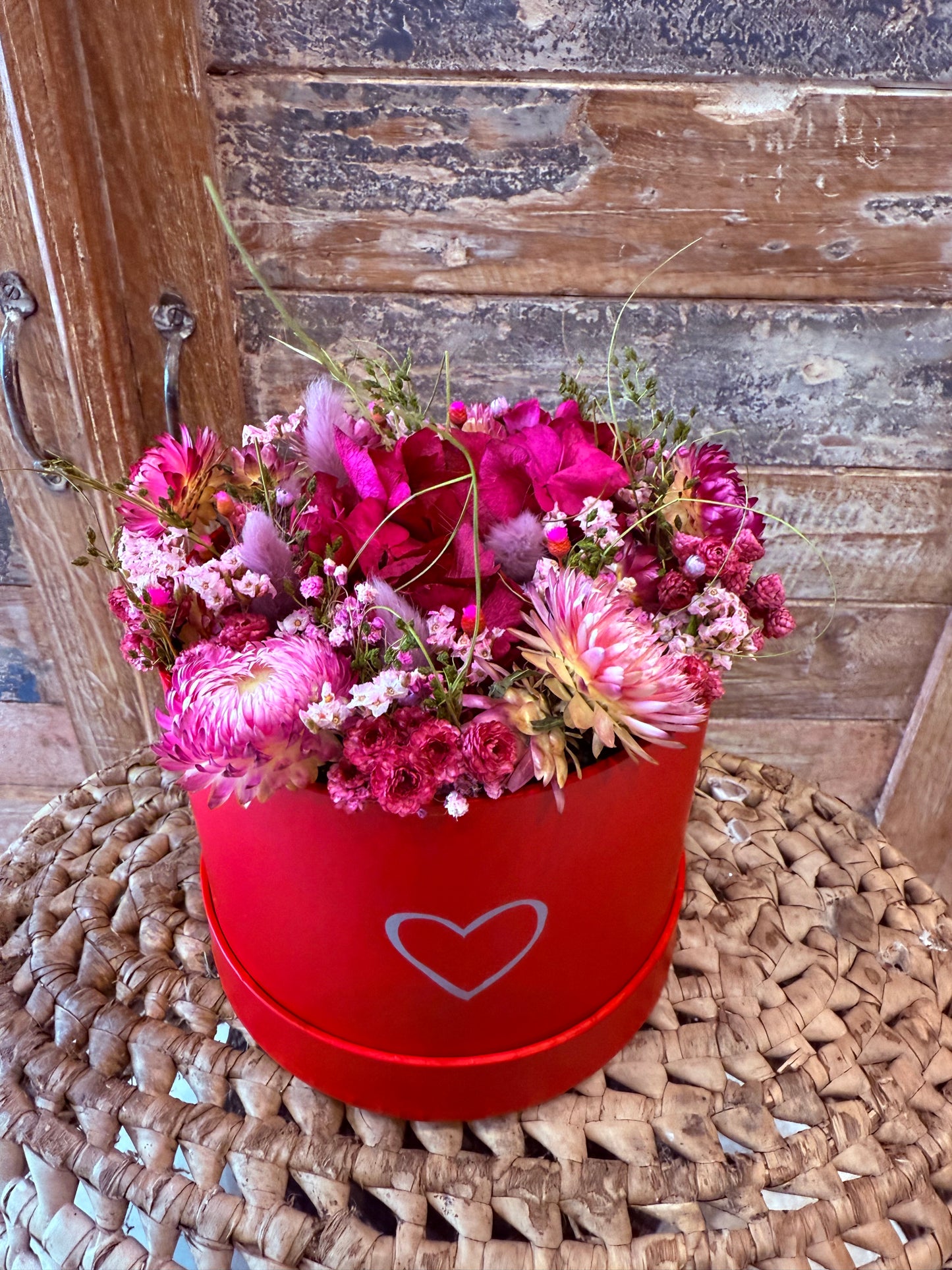 Fleurs séchées dans leur boite à chapeau