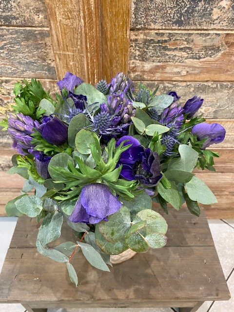 Bouquet de fleurs bleues de saison anémones jacinthes et chardons